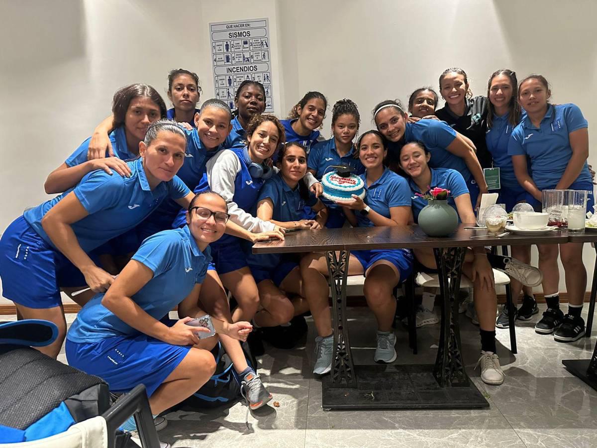 Las jugadoras catrachas tuvieron un lindo gesto con Madelinne por su graduación.