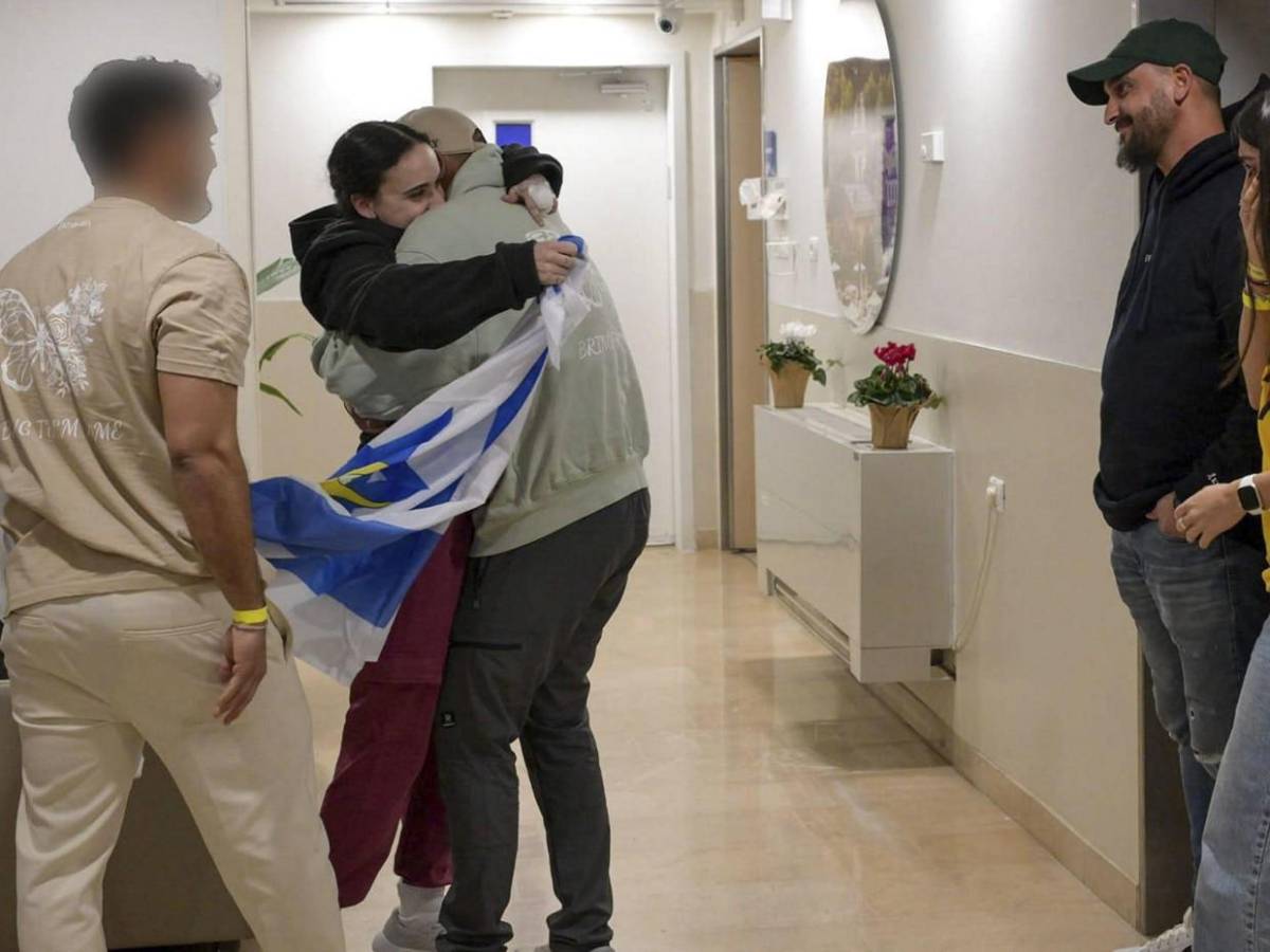 Dramático reencuentro entre rehenes liberadas por Hamás y sus familias