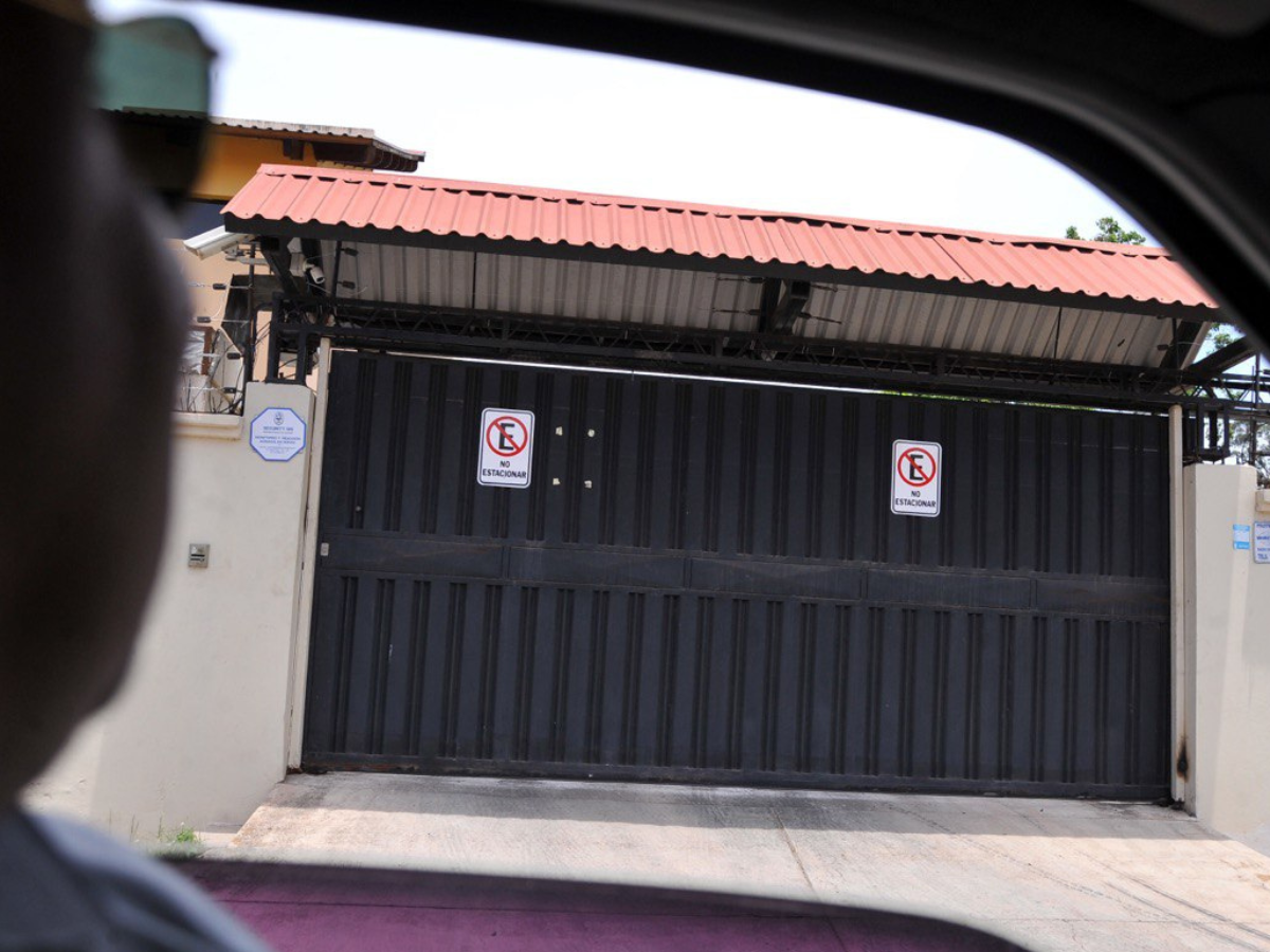 ¿Qué hago si un vehículo obstruye la salida de mi estacionamiento?