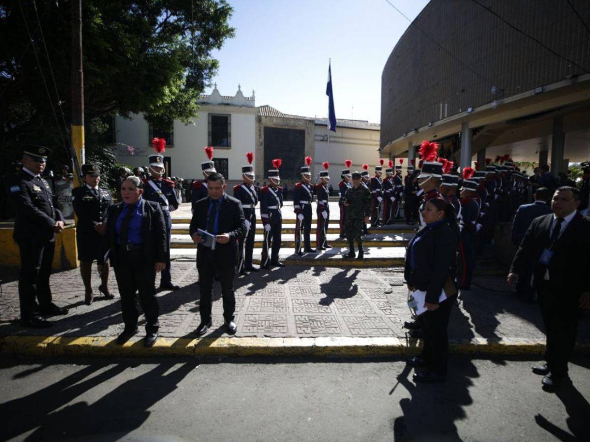 Ambiente en las afueras del Congreso Nacional previo al inicio de primera legislatura