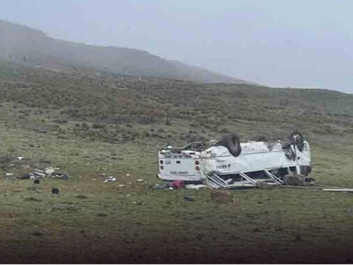 Tragedia en Perú: bus turístico cae por barranco y deja 9 muertos