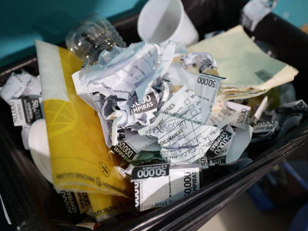 En el techo de oficina de Iván Velásquez hallan 1.8 millones de lempiras