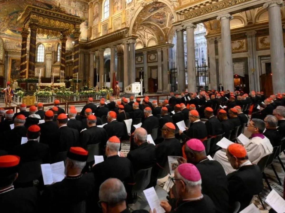 Más de 110 cardenales rezan ante la tumba del papa Francisco en Roma
