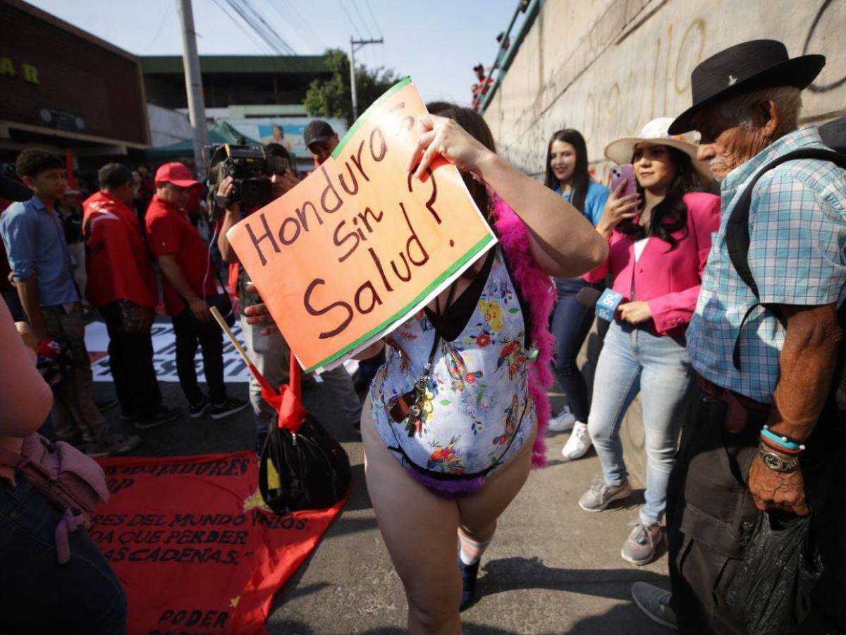 Criticó a JOH y a Xiomara: ¿Quién es Floridalia Aguilar, la doctora que protesta en traje de baño?