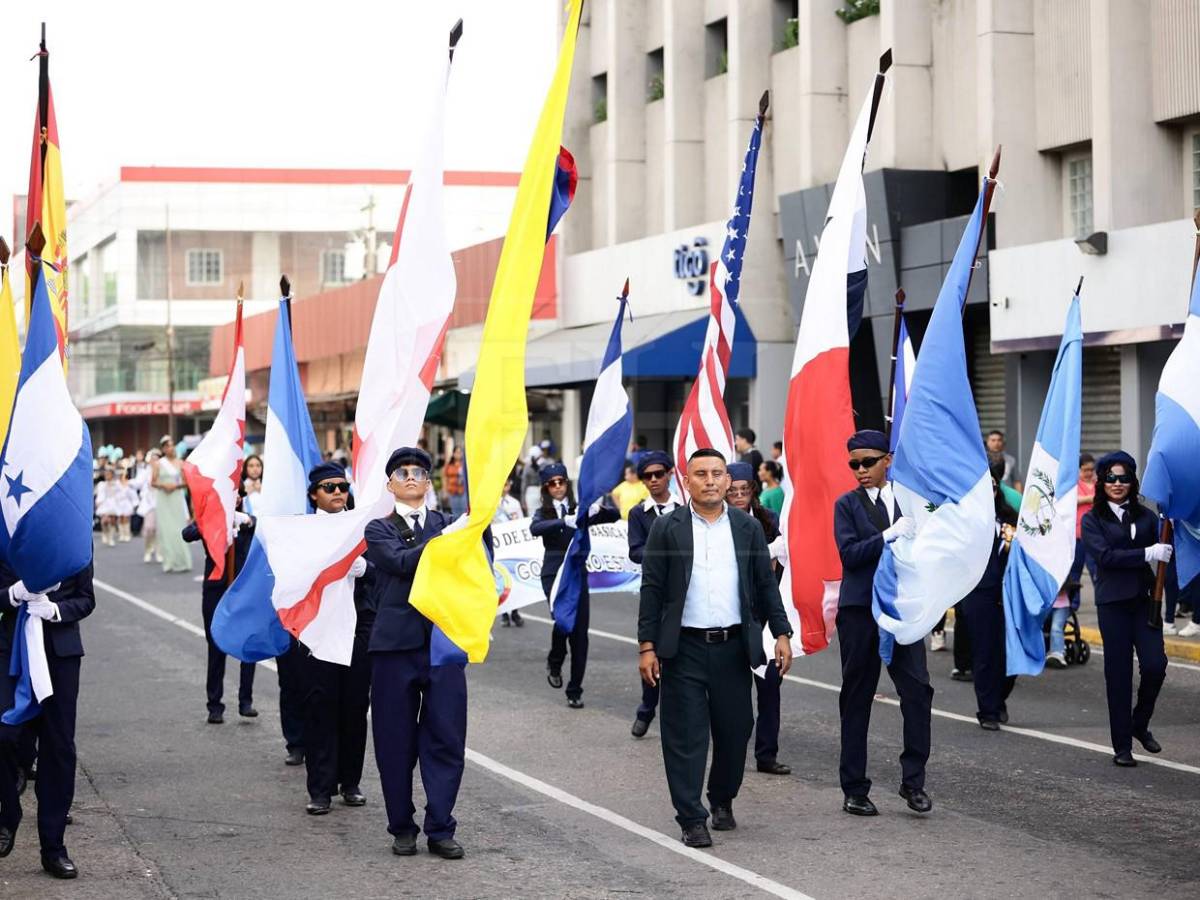 Color y fervor patrio engalanan los desfiles patrios en San Pedro Sula este lunes