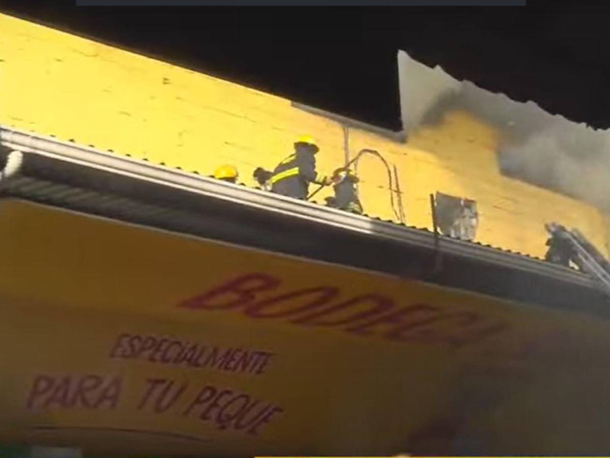 Imágenes del pavoroso incendio en una bodega en el mercado Zonal Belén