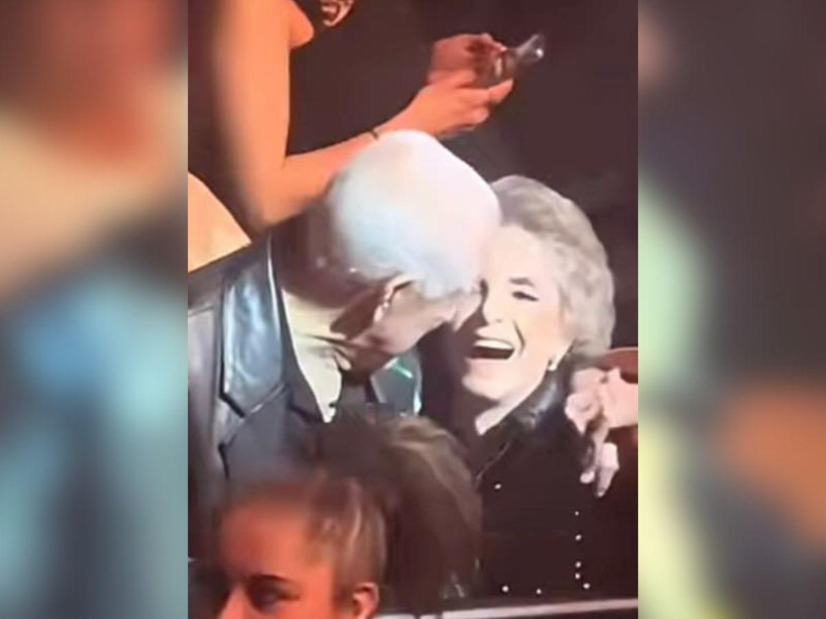 Doña Cuquita, viuda de Vicente Fernández, captada cariñosa con otro hombre en concierto