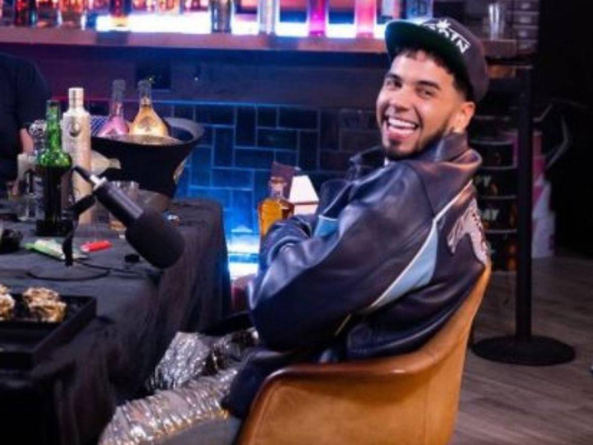Anuel ataca a Dj por poner música de Karol G en una discoteca