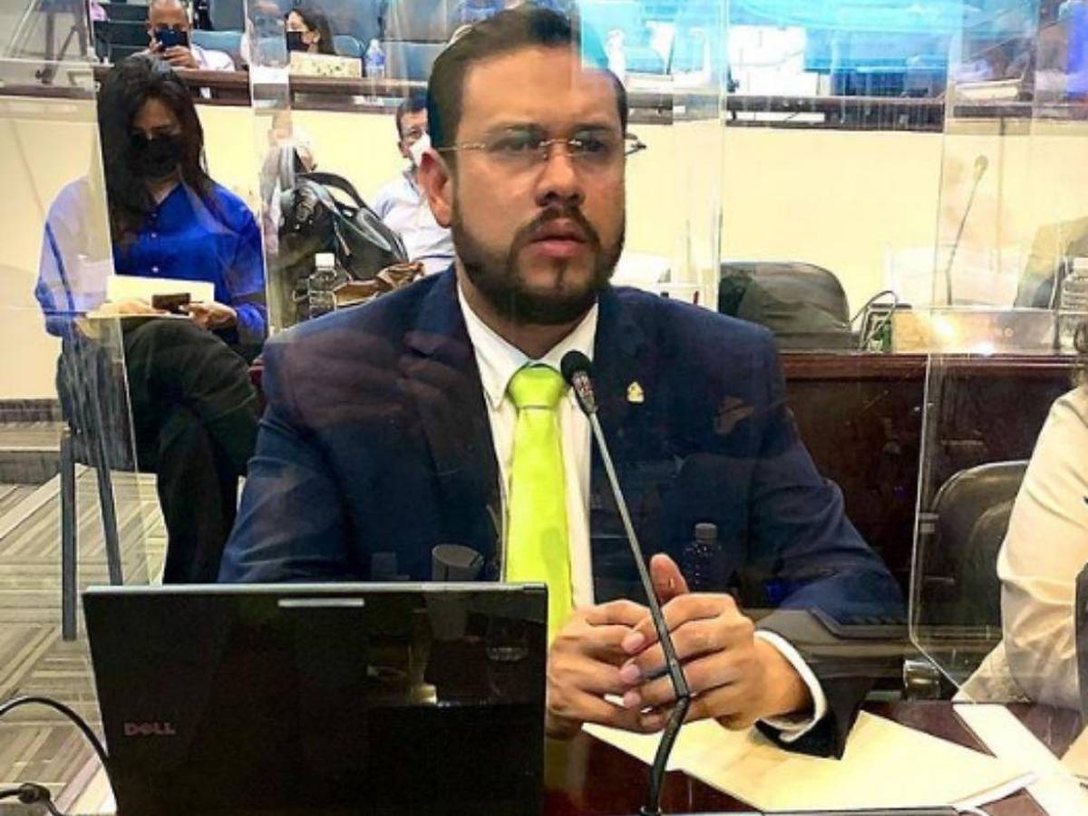 Fiscalía acusó por cinco delitos al diputado Mauricio Rivera