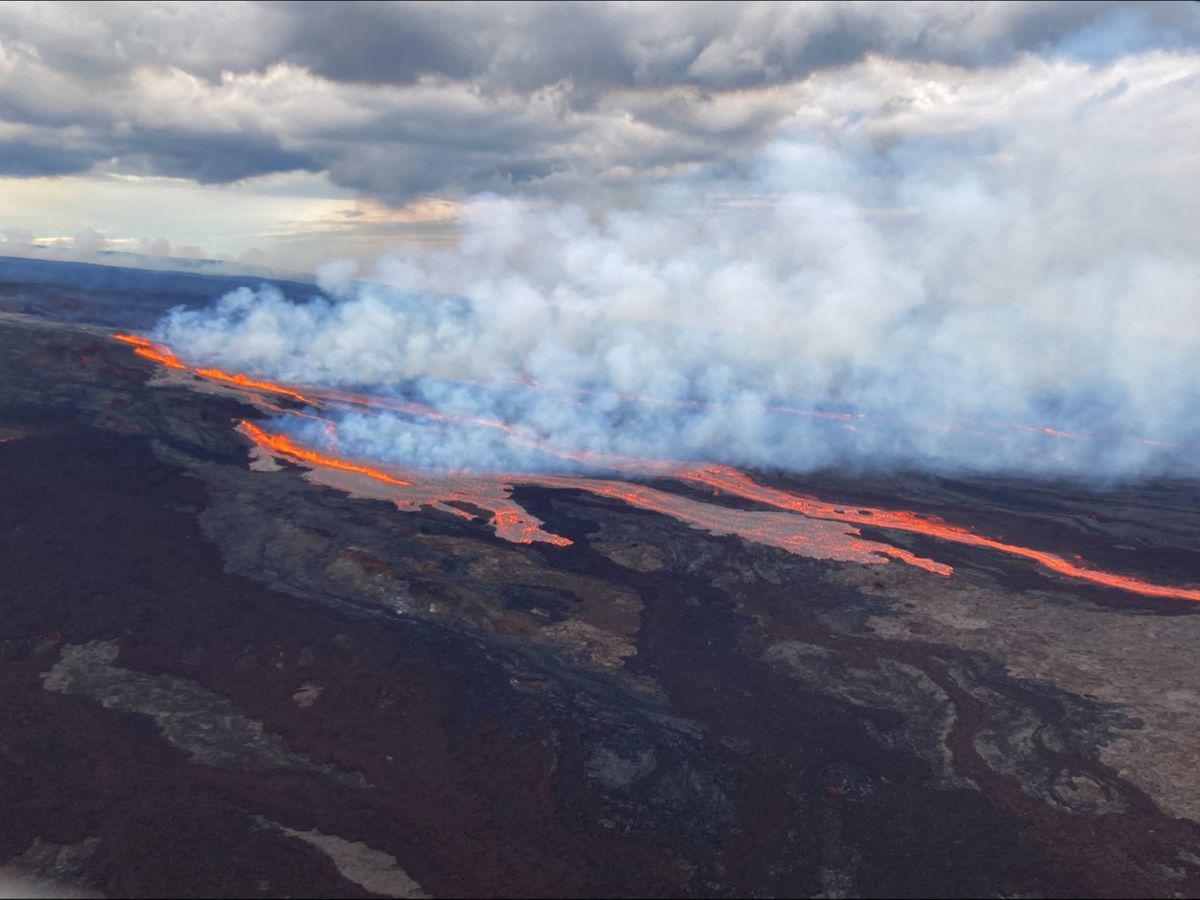 El Mauna Loa de Hawái, el volcán más grande del mundo, entró en erupción