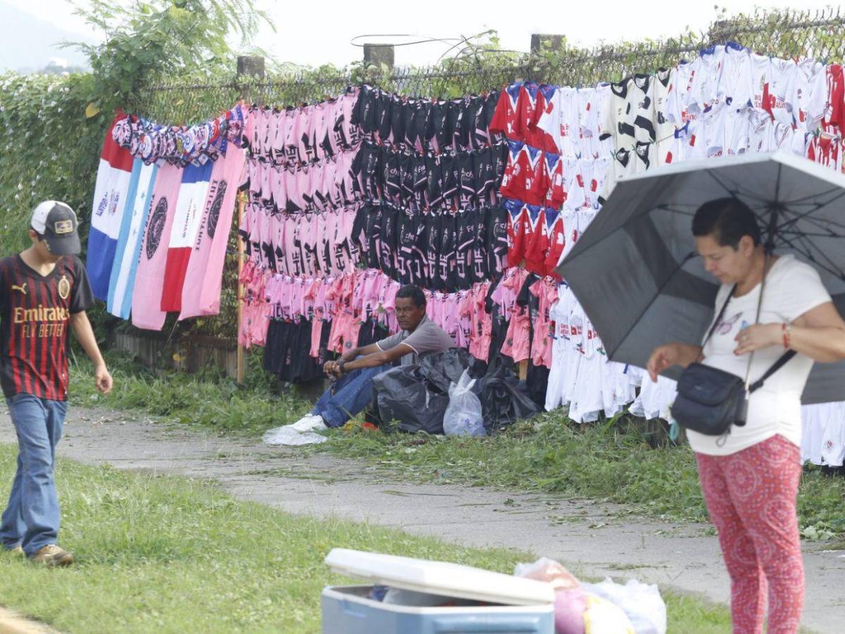 Camisetas, comida y pasión afuera del Olímpico previo a  Olimpia vs Inter Miami
