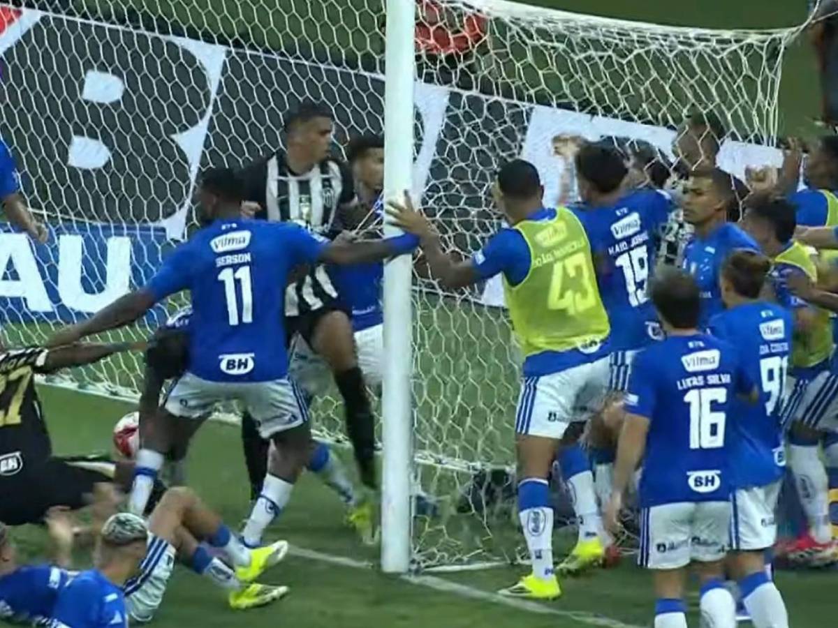 Batalla campal en partido de fútbol deja 23 expulsados: las impactantes imágenes de la pelea