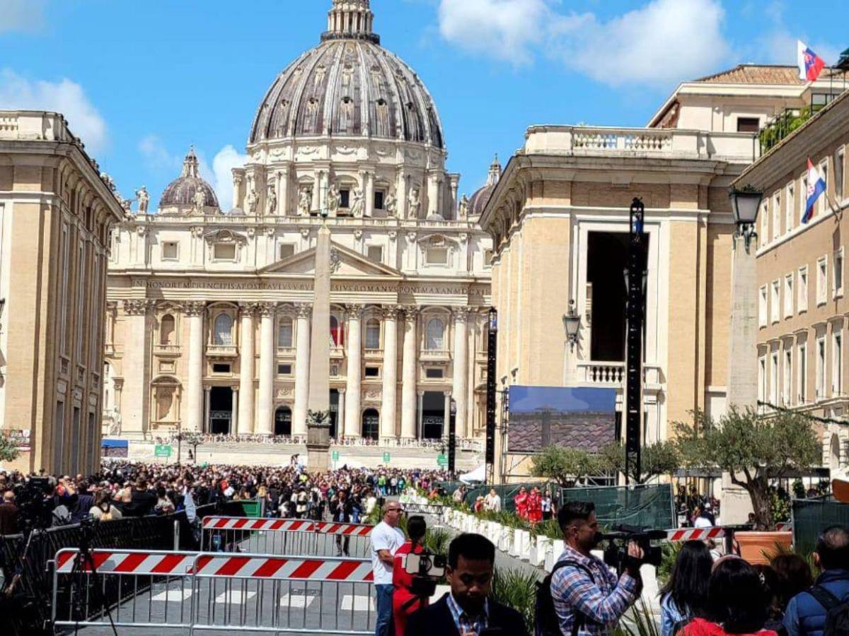 Imágenes de los fieles en el segundo día de cónclave