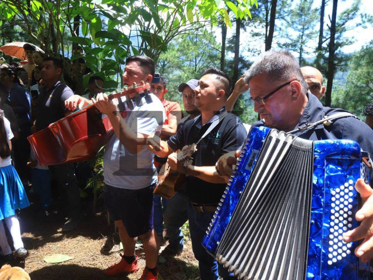 Entre globos y tambores despiden al inspector Kevin Pérez en su entierro