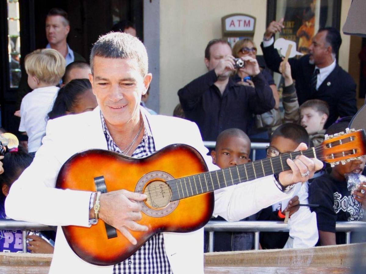 Antonio Banderas procesiona en Málaga y defiende la Semana Santa solidaria