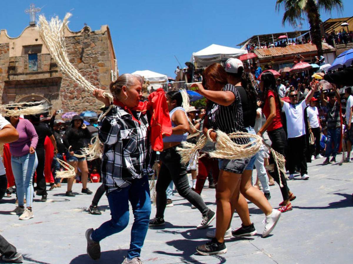 Penitencia y tradición: habitantes de Jalisco se azotan en ritual de Semana Santa