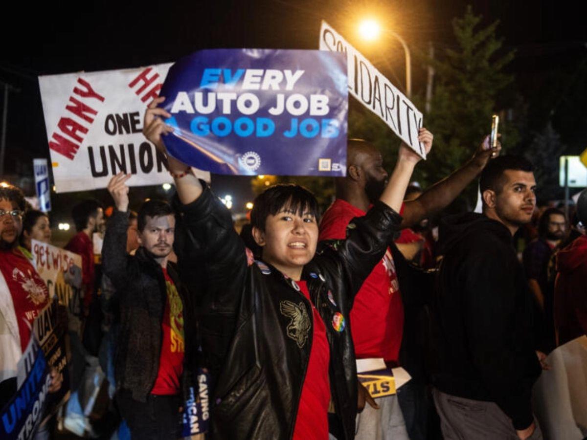 Sindicato automotor inicia inédita huelga en EEUU con respaldo de Biden