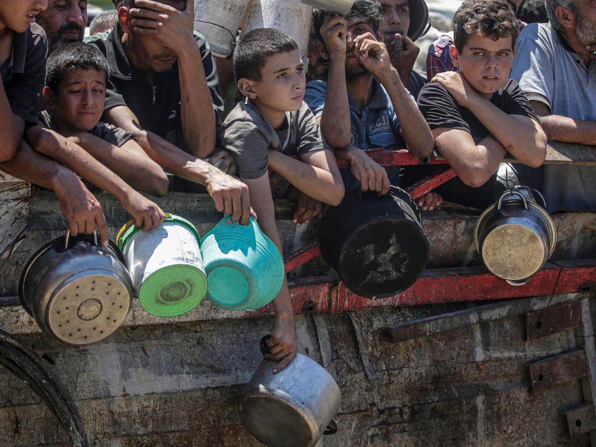 Desesperación y hambre: la lucha de los palestinos por conseguir comida en Gaza