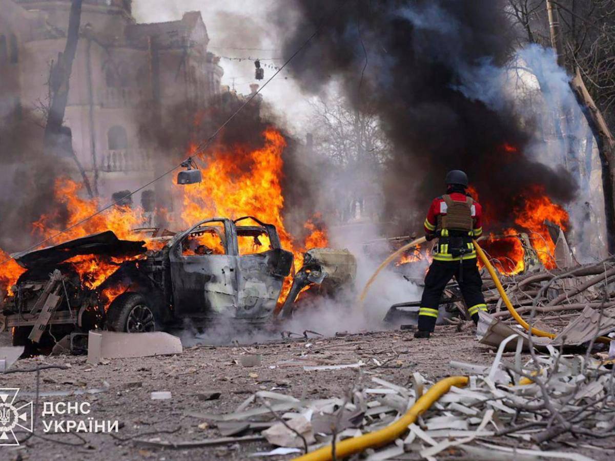 Impactantes y crudas imágenes del ataque ruso a Sumy que deja más de 30 muertes Impactantes y crudas imágenes del ataque ruso a Sumy que deja más de 30 muertes