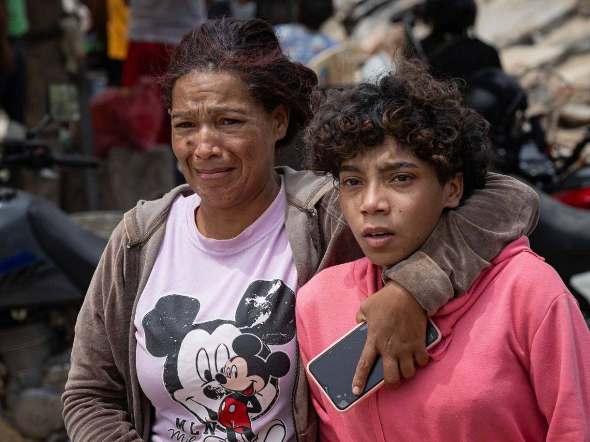 Olores de putrefacción comienzan a sentirse: cadáveres siguen bajo los escombros tras terremotos en Venezuela