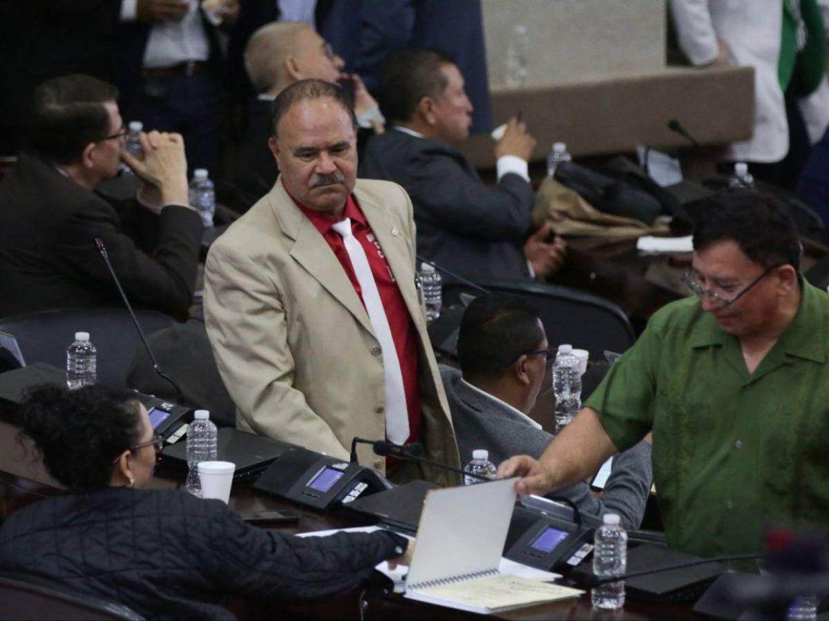 Precandidatos a diputado envueltos en polémicas, conflictos y acusaciones