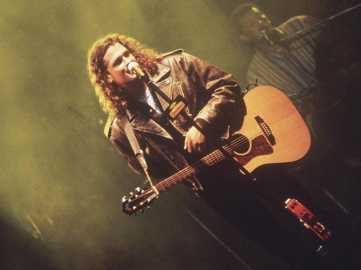 Carlos Vives celebra 30 años de La tierra del olvido con versión remasterizada