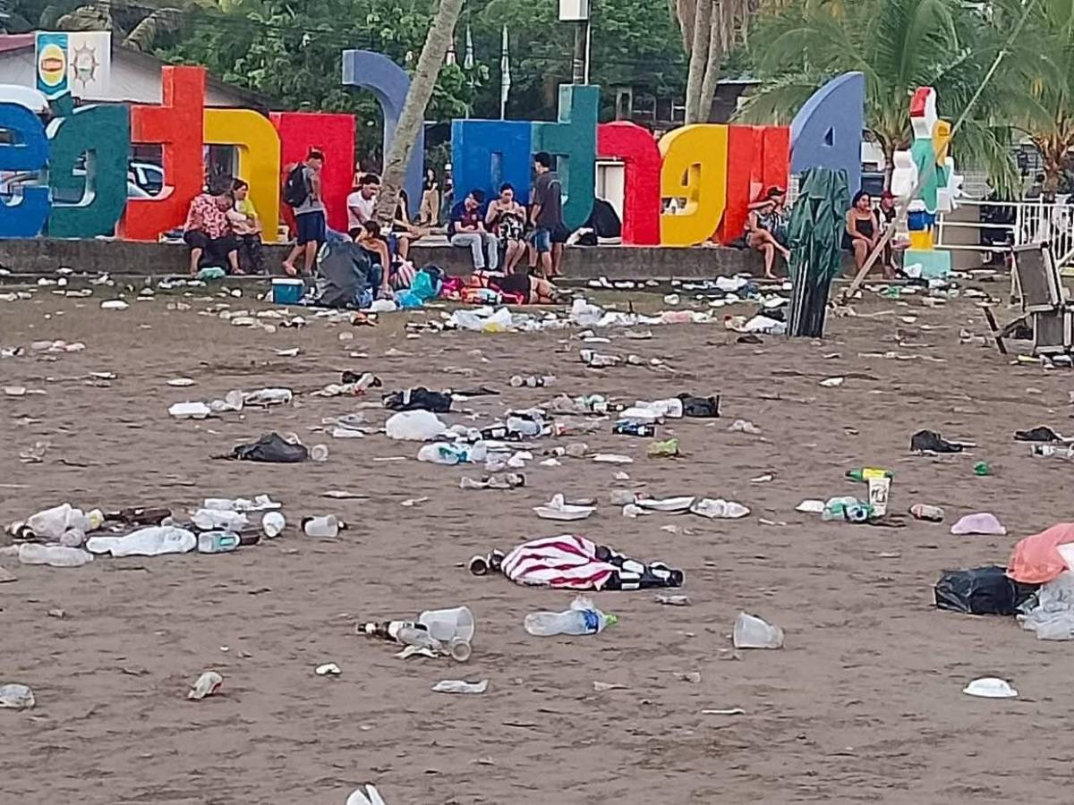 Como basurero: así amaneció la playa El Porvenir, en Puerto Cortés