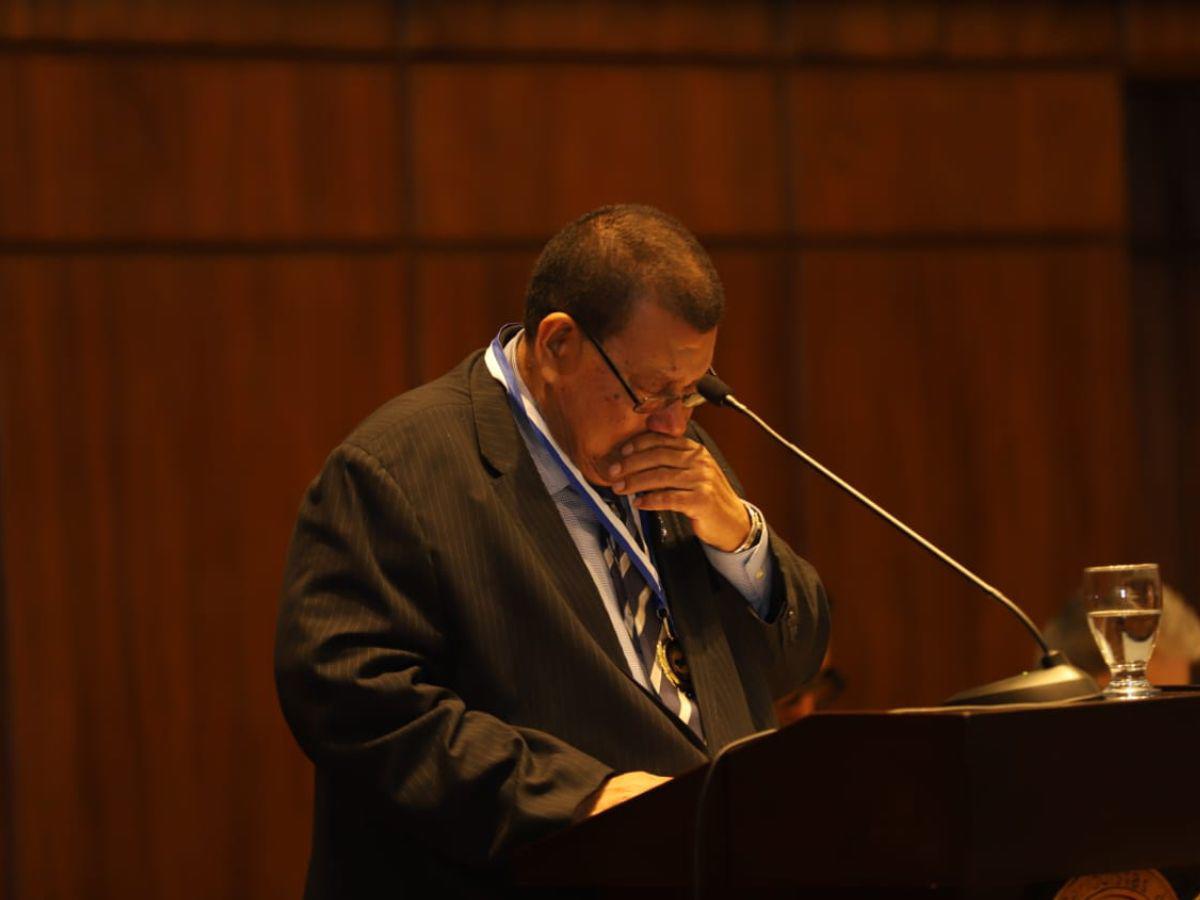 Entre lágrimas, el emotivo discurso de Jésus Vélez Banegas al recibir premio Álvaro Contreras