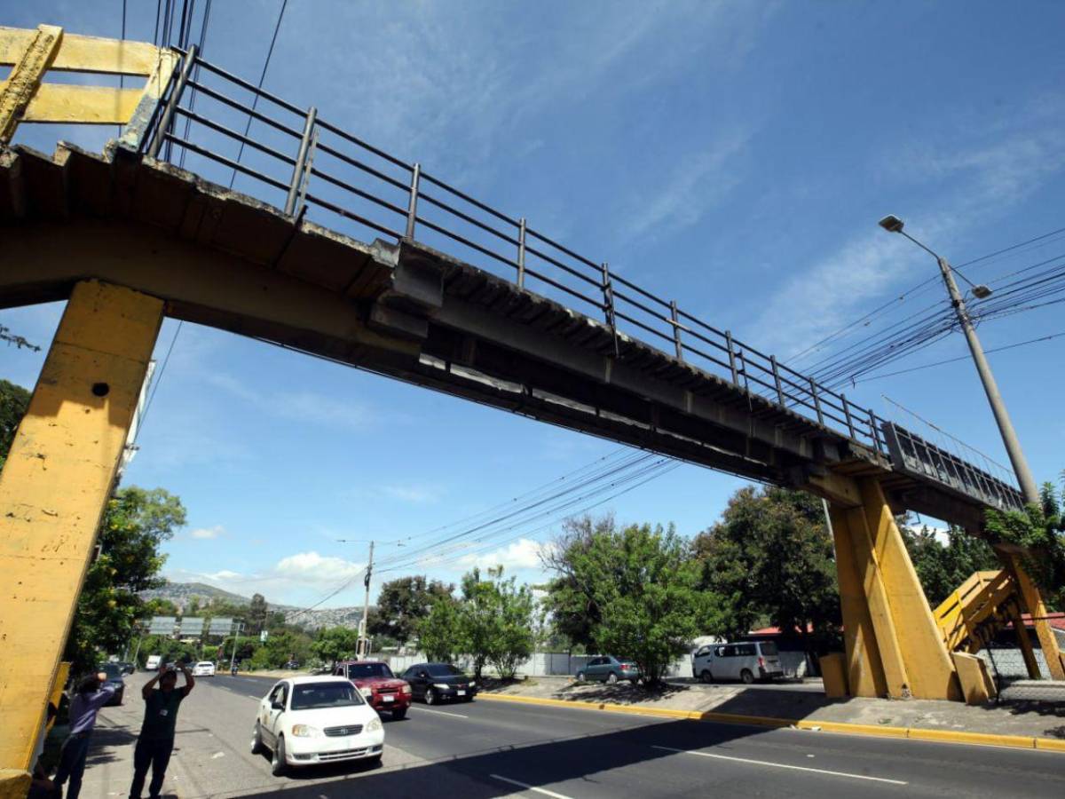 Enormes grietas y deterioro en el puente peatonal del Central y en el Hato de Tegucigalpa