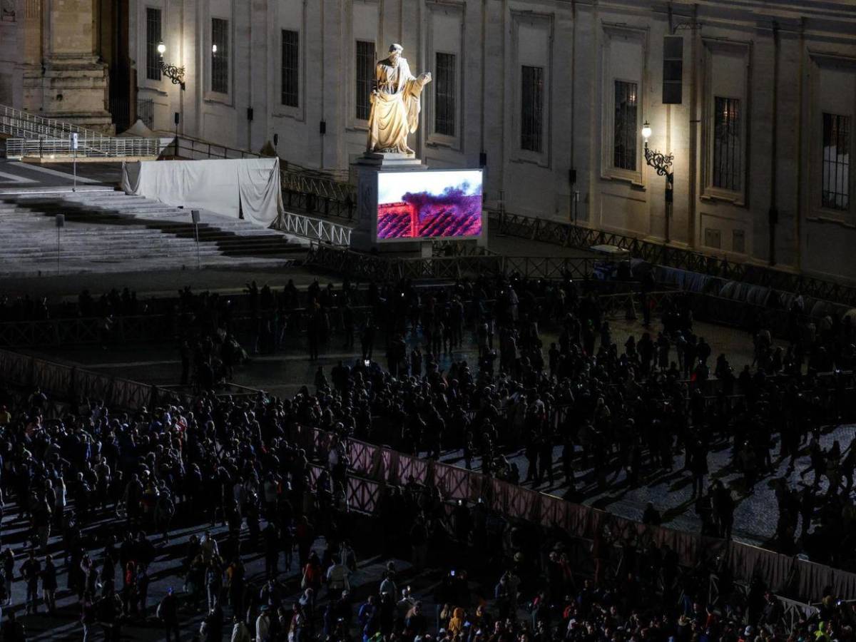 Larga espera y fumata negra: así se vivió el primer día del cónclave