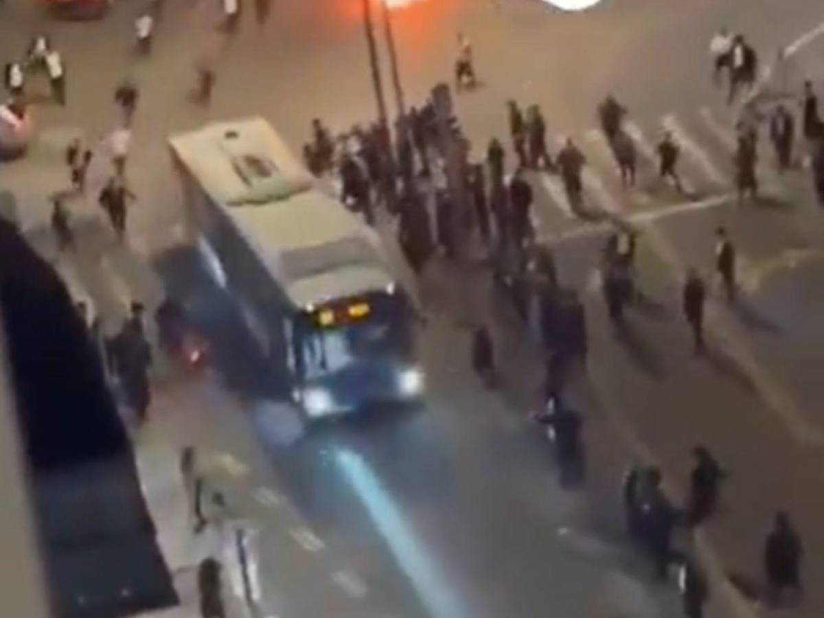 Conductor de autobús atropella a judíos ortodoxos durante masiva protesta en Jerusalén