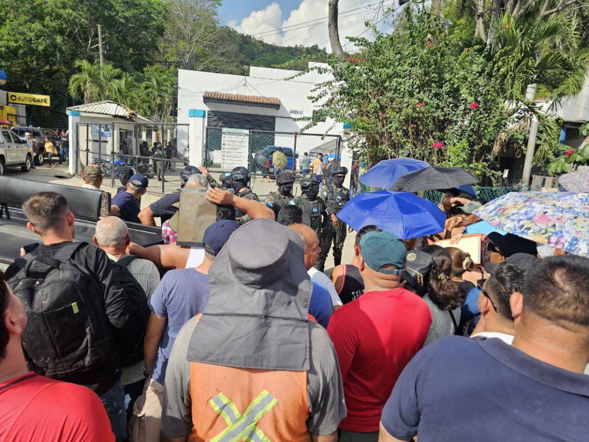 Enormes filas e incertidumbre: hondureños víctimas de Koriun intentan recuperar su dinero