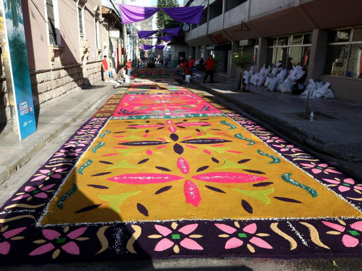 Coloridas alfombras embellecieron el centro histórico el Viernes Santo