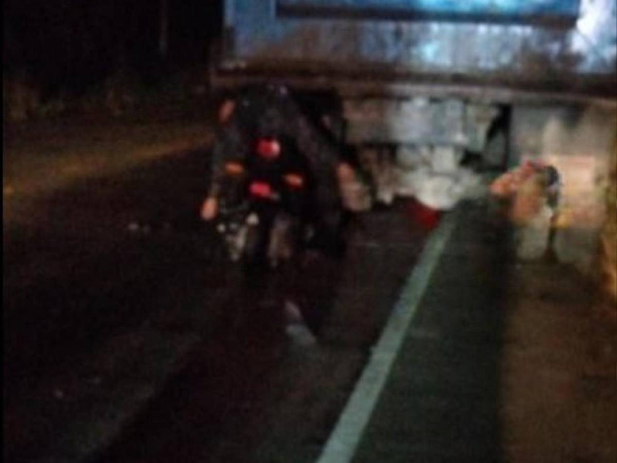 Joven muere por volqueta averiada que invadía mitad del carril en carretera al sur