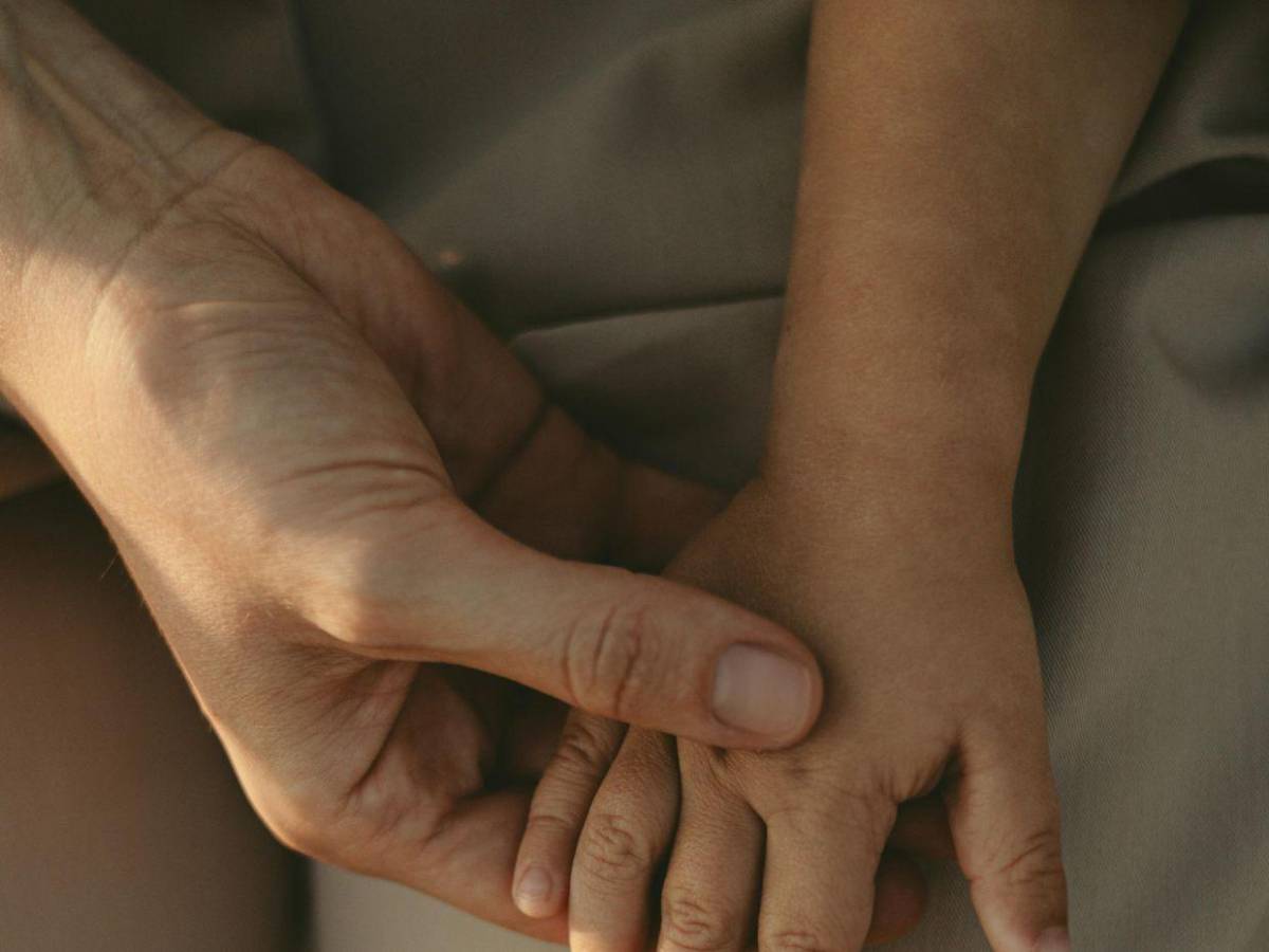 Cae joven acusada de abusar de dos menores cada vez que visitaban a su padre en SPS