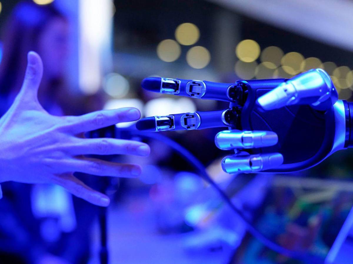 El rey Felipe VI abre el MWC 2026 en Barcelona, dominado por IA y robots