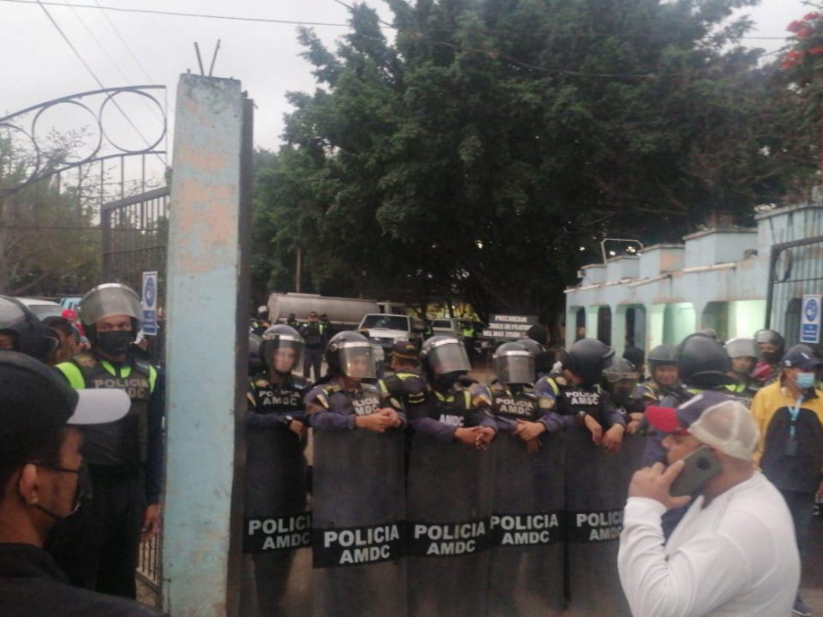 “Hoy Libre me mandó a golpear”: testimonio de empleada agredida por la Policía Municipal en protesta del SANAA