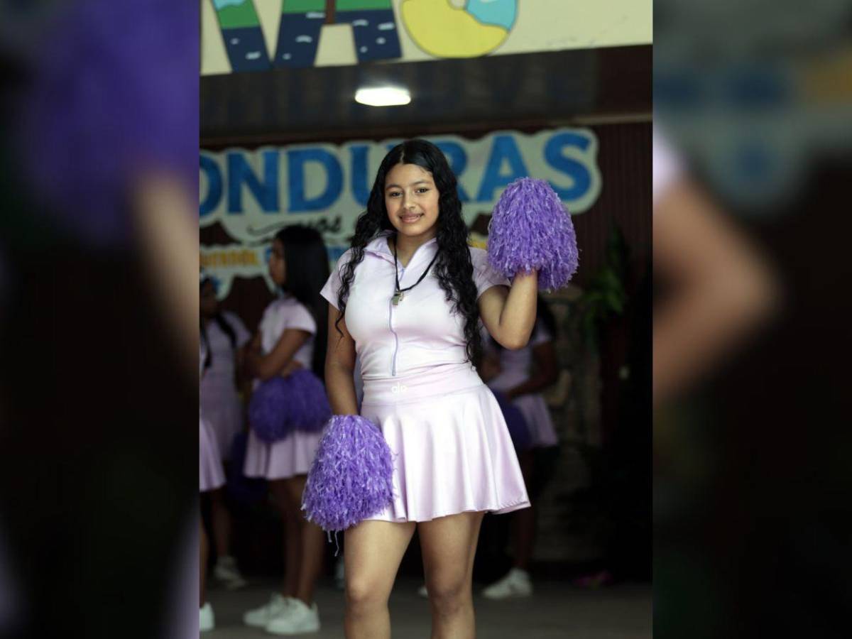 Pomponeras del Instituto Monterrey se preparan para los desfiles patrios