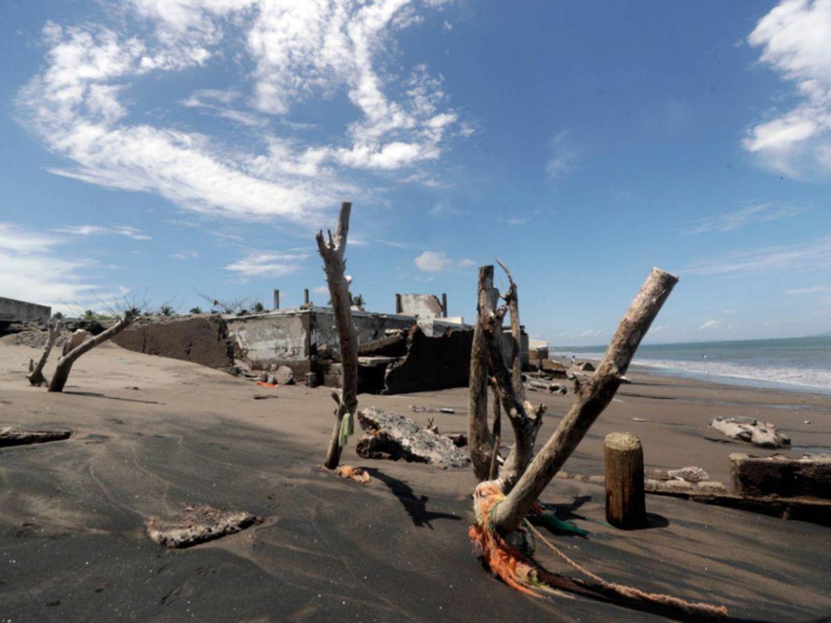 Las impactantes imágenes de Cedeño, la comunidad hondureña que el mar está borrando del mapa