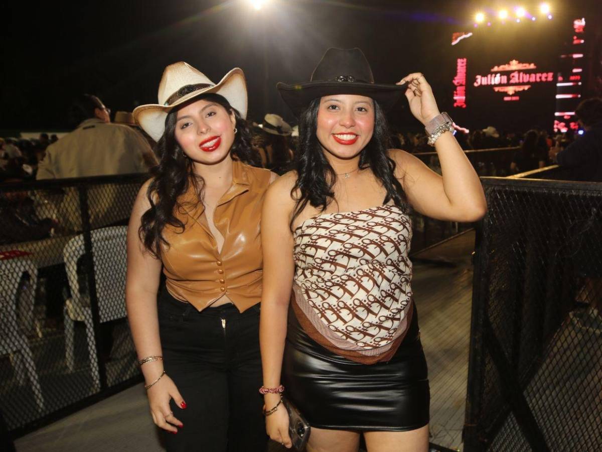 Sombreros, botas y flecos: la moda norteña del público en el concierto de Julión Álvarez