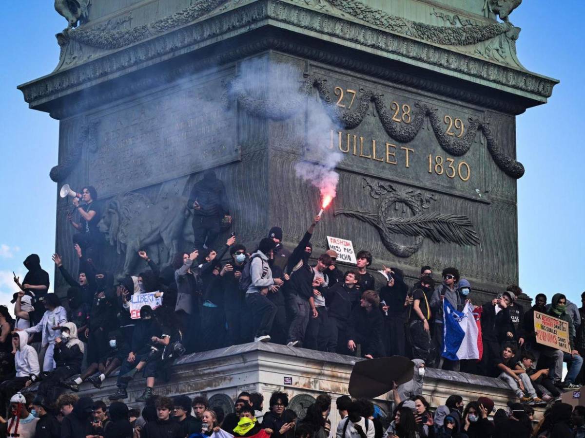 Saqueo de un instituto y choques con la Policía marcan protestas en Francia