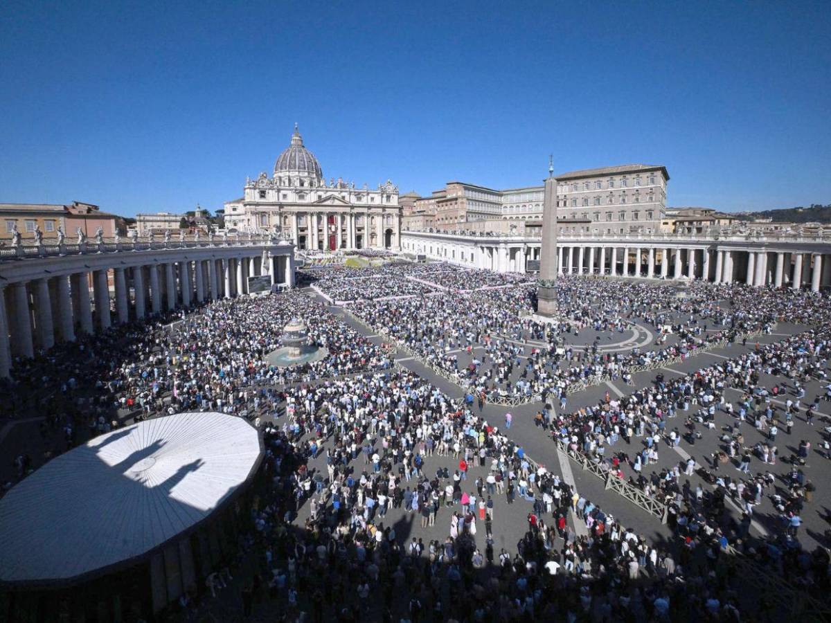 Papa León XIV preside multitudinaria misa de Pascua