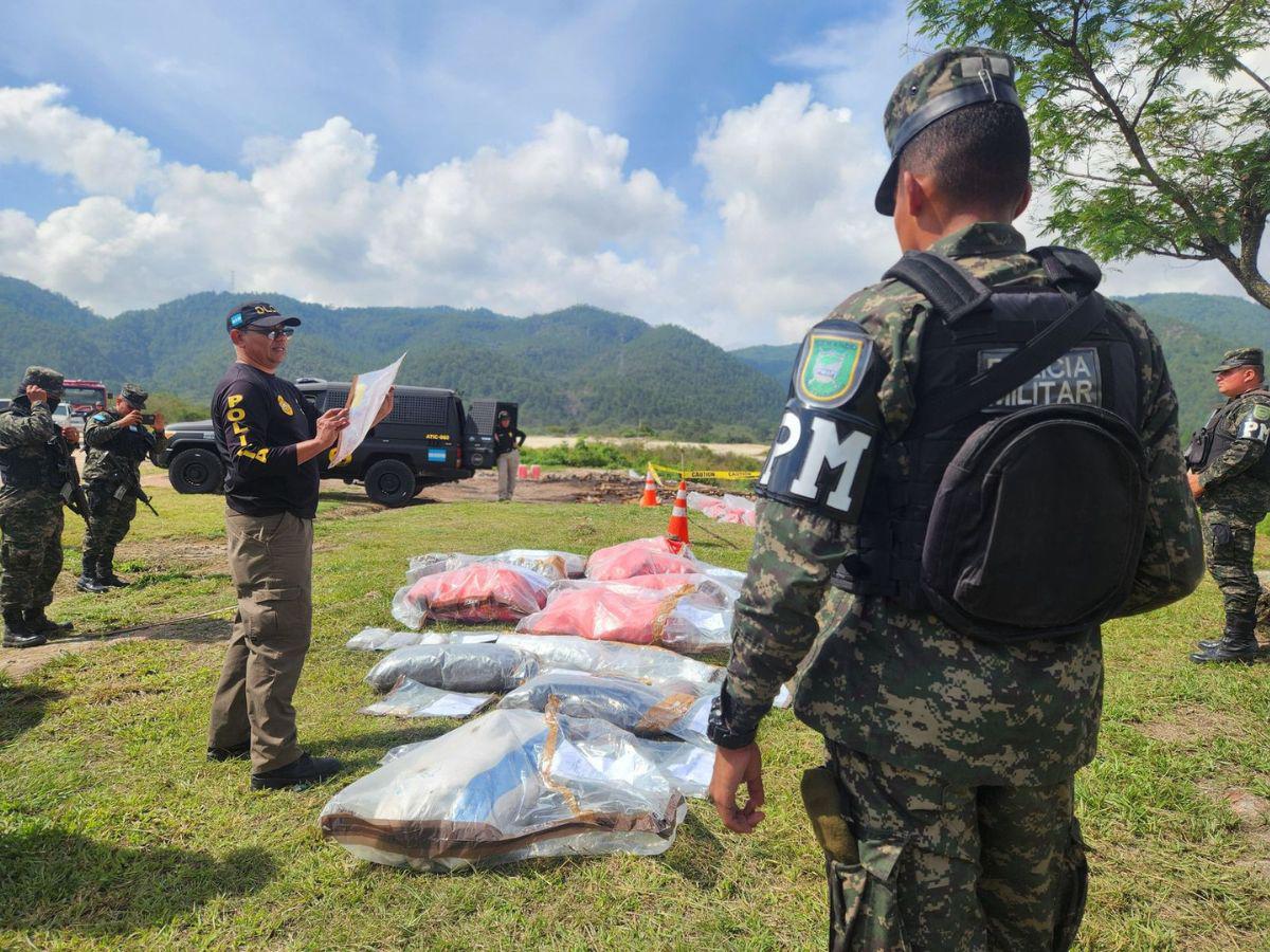 Autoridades incineran 239 kilos de cocaína y 742 libras de marihuana