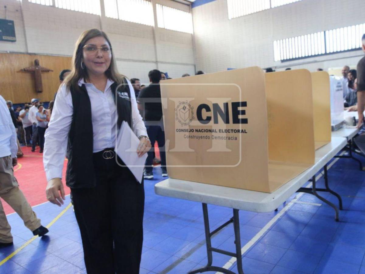 Ana Paola Hall ejerce su voto y llama a una jornada electoral responsable