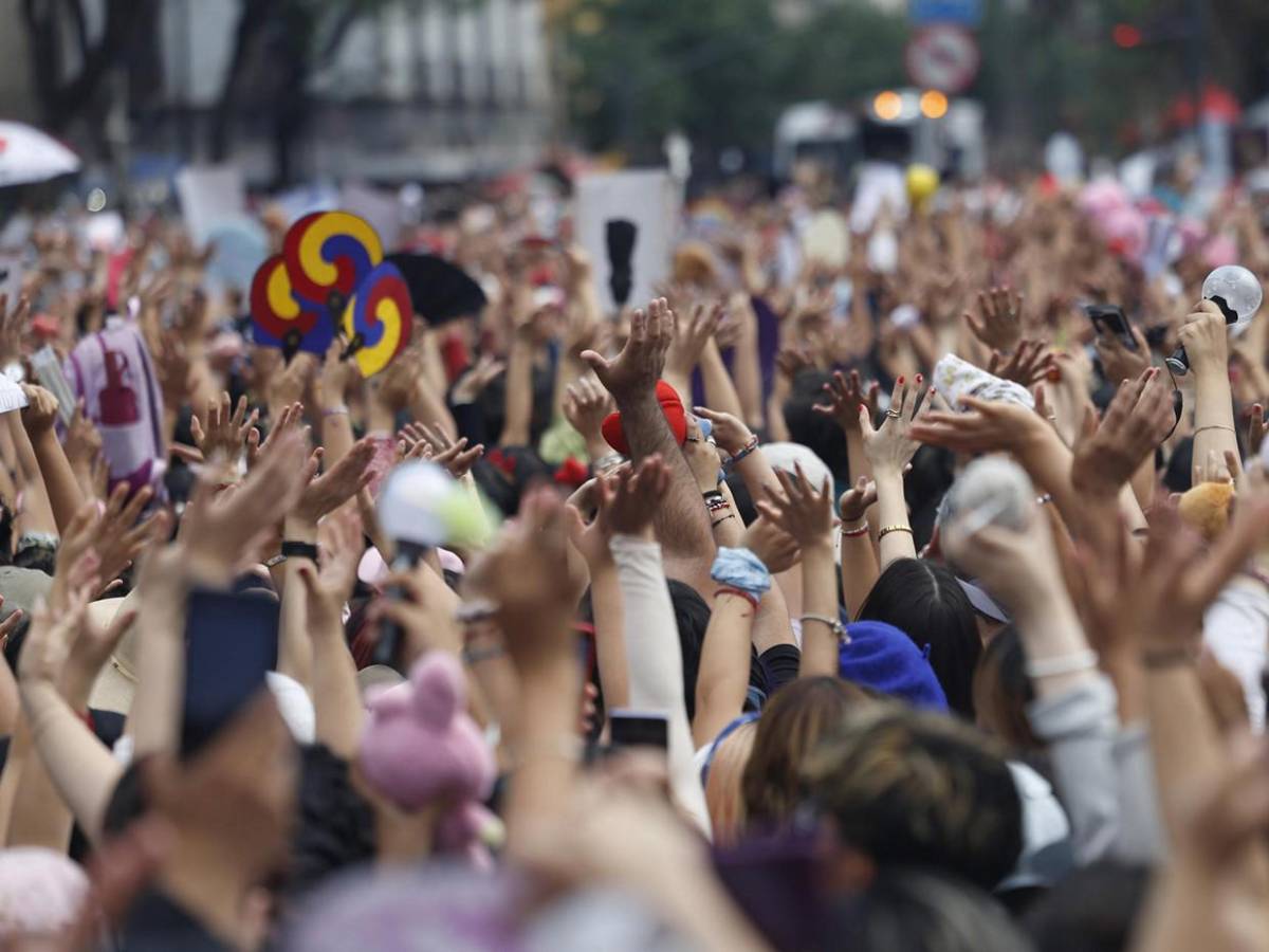 BTS sorprende a miles de seguidores en el Zócalo de México