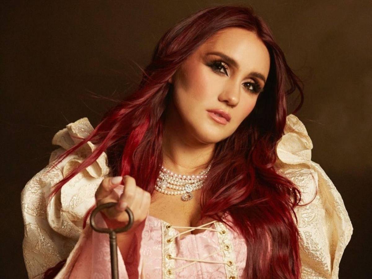Dulce María anuncia su segundo embarazo con una emotiva sesión