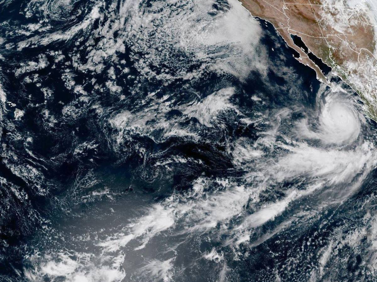 Ciclón Rachel azota Baja California con lluvias y continúa su avance hacia EE UU