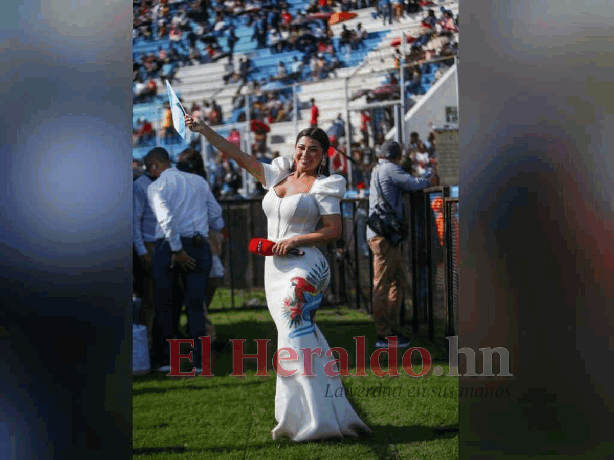 Milagro Flores usa entallado vestido con símbolos patrios y cautiva en desfiles 2022