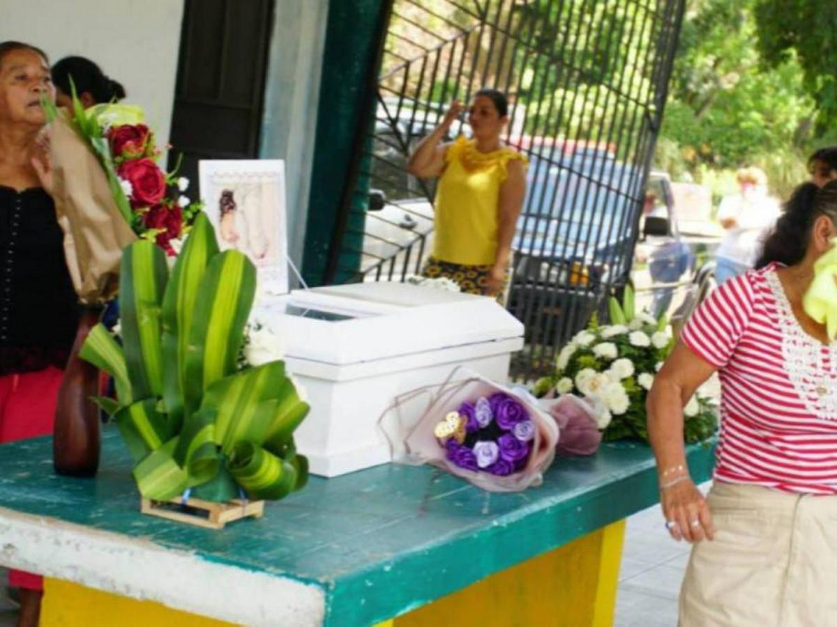 En un pequeño ataúd blanco enterraron a la bebé un día después del fatal accidente donde perdió la vida tras ser embestida por un vehículo tipo camioneta que se dio a la fuga.