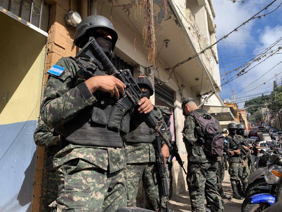 Los policías permanecían afuera de la Unidad Receptora de Detenidos de la PMOP.